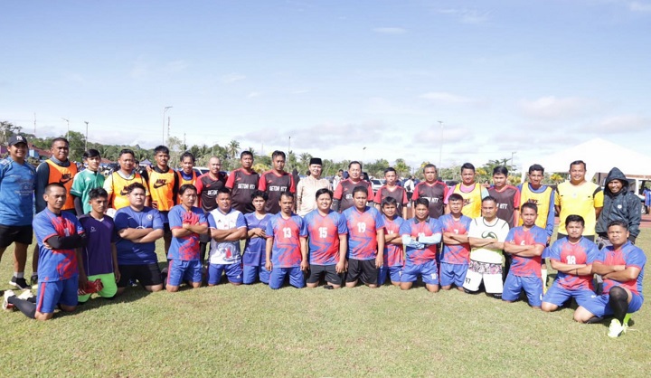 Pertandingan Persaabatan Sepak Bola Antara Sekretariat Daerah dan Dinas Pariwisata Pemuda dan Olahraga Kab. Tana Tidung