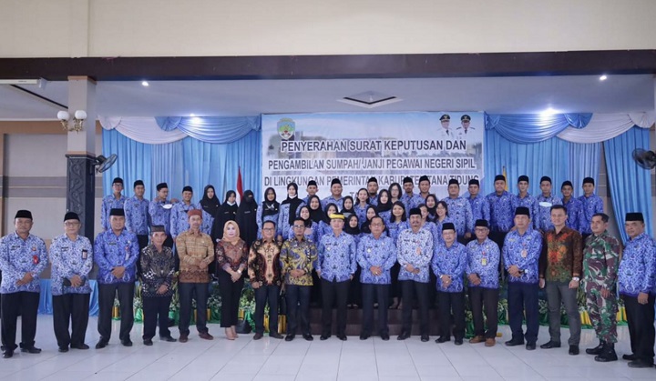 Penyerahan Surat Keputusan dan Pengambilan Sumpah/Janji Pegawai Negeri Sipil