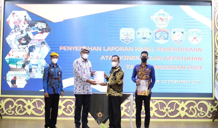 Penyerahan Laporan Hasil Pemeriksaan Atas Kinerja dan Kepatuhan Tahun Anggaran 2021
