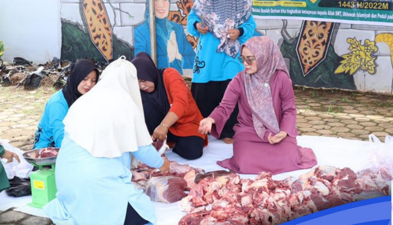 Pemotongan dan Pembagian Daging Qurban Oleh TP PKK Kab. Tana Tidung