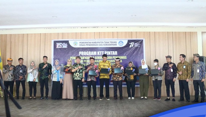 Penguatan Kepala Sekolah, Pengawas dan Penyerahan Laptop