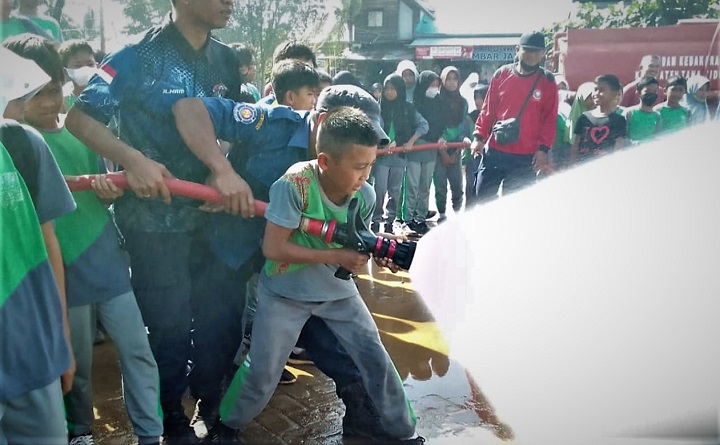 Simulasi Pemadaman Api dan Penanganan Hewan berbisa
