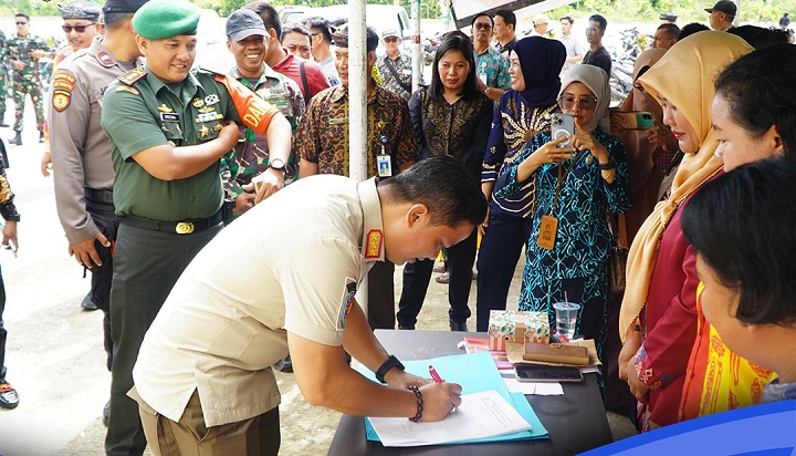 Penyerahan Secara Simbolis Sertifikat Hak Atas Tanah