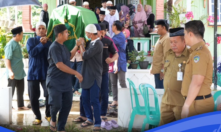 Bupati Tana Tidung Melayat Ke Rumah Duka Almarhumah Ibu Jaimah Binti Sambit