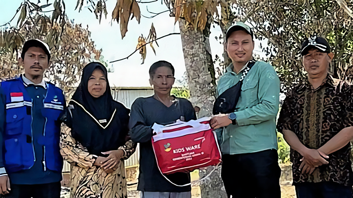 Penyerahan Bantuan Korban Kebakaran di Kecamatan Tana Lia