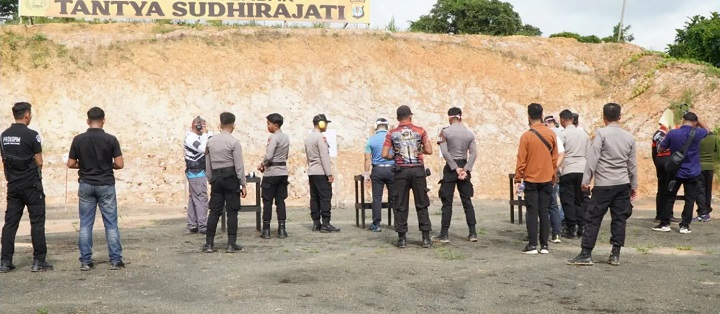 Latihan Menembak