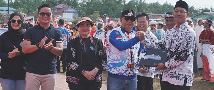 Pembukaan Kegiatan Karnaval Budaya dan Penyerahan Simbolis 1 Guru 1 Laptop