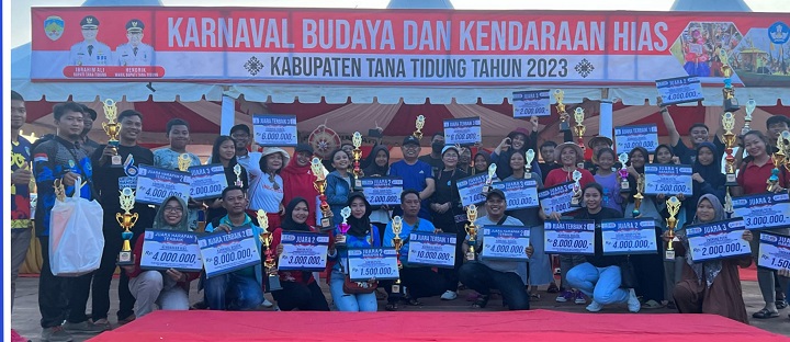 Penerimaan Hadiah Lomba Carnaval Budaya dan Mobil Hias