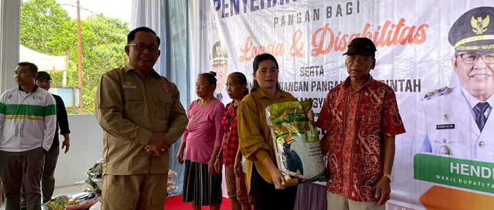 Penyerahan Bantuan Pangan Bagi Lansia dan Disabilitas Desa Mendupo Kec. Betayau
