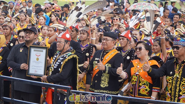 Pagelaran Seni dan Budaya Lembaga Adat Bulusu di lapangan padan liu' Burung Malinau