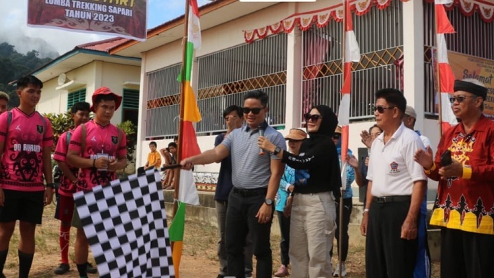 Lomba Trakking Hut Desa Sapari Ke-8 Tahun