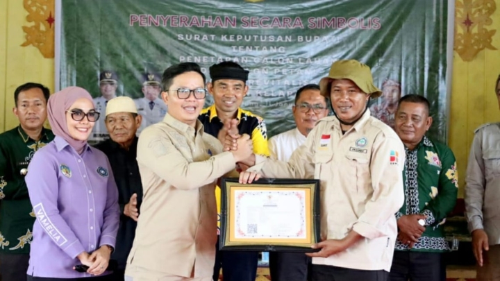 Penyerahan Secara Simbolis Surat Keputusan Bupati Tana Tidung tentang Penetapan Calon Lahan dan Calon Petani Program Revitalisasi Perkebunan Sawit