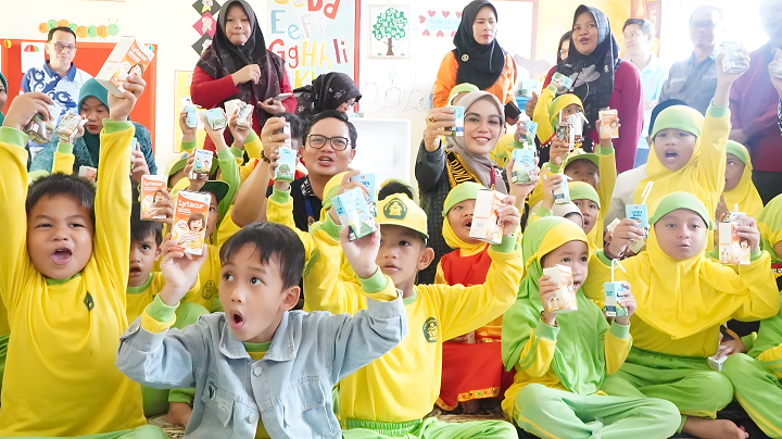 Pemberian Vitamin A dan Bantuan Pendidikan bagi Anak PAUD Nurul Jadid