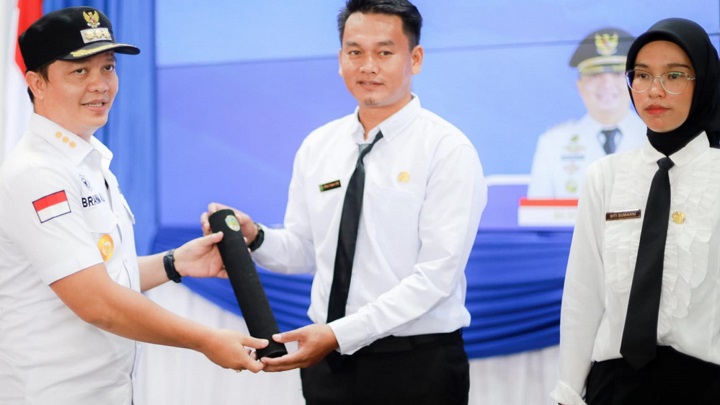 Penyerahan SK PPPK dan Penandatanganan Perjanjian Kerja di Pemerintahan Kabupaten Tana Tidung Tahun Anggaran 2024