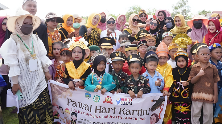 Bunda Paud Tana Tidung Membuka Karnaval Budaya dalam Peringatan Hari Kartini