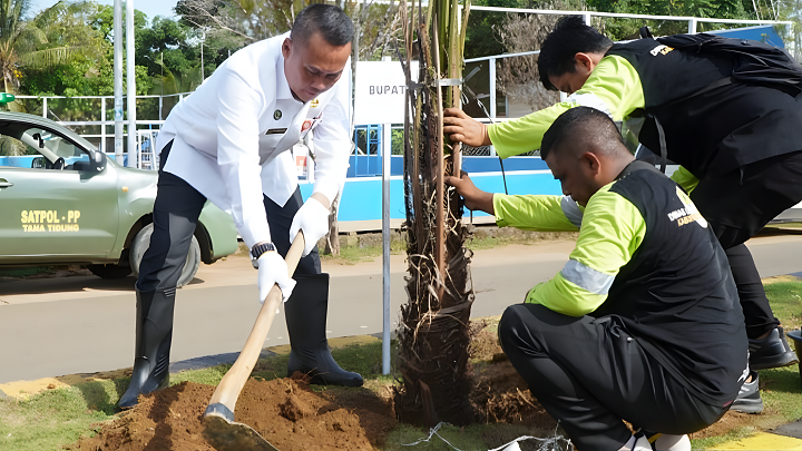 Penanaman Pohon Perdana dalam Kegiatan Revitalisasi Taman Median Jalan Padat Karya