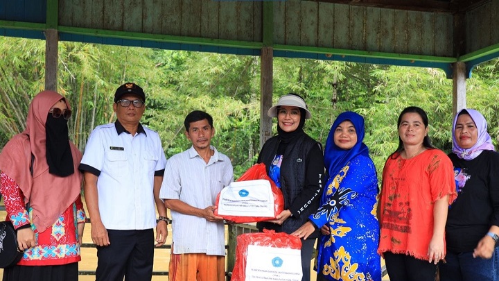 Ketua TP PKK Kabupaten Tana Tidung Salurkan Bantuan Sosial ke Korban Banjir di Desa Mendupo