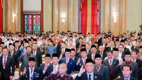 Acara Penyerahan Duplikat Bendera Pusaka kepada seluruh Bupati/Walikota di Indonesia