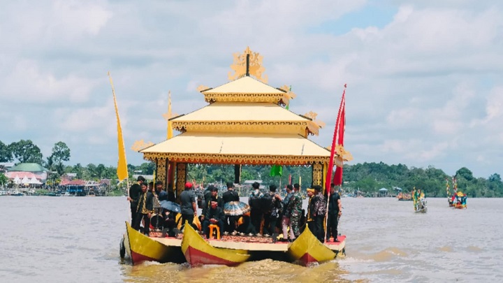 Penurunan Anjung Berambang Padau Tulu Dulung di Baloy Adat Sesayap Hilir