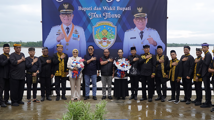 Bupati dan Wakil Bupati Tana Tidung Tiba di Bumi Upun Taka, Disambut Prosesi Adat Tepung Tawar