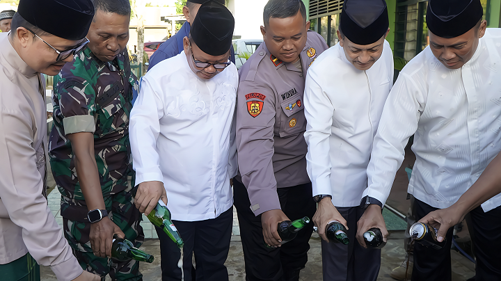 Pemusnahan Barang Bukti Miras di Depan Kantor Koramil Sesayap