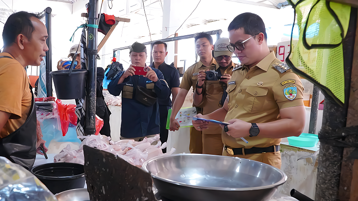 Bupati Tana Tidung Lakukan Sidak Ketersediaan dan Harga Bahan Pokok Jelang Lebaran