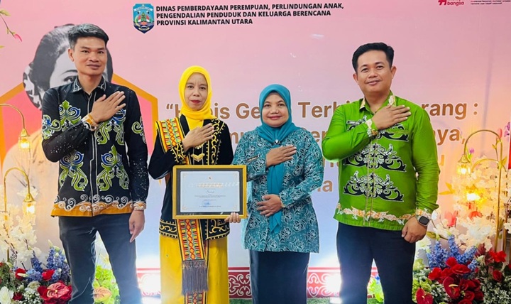 Pemberian Penghargaan Kepada Perempuan Berjasa dan Berprestasi Pada Bidang Pendidikan