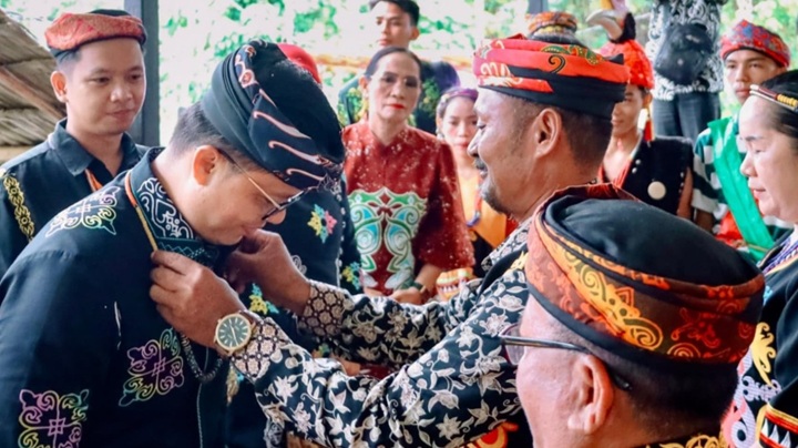 Bupati Tana Tidung dan Ketua TP-PKK Hadiri Upacara Adat Pegurungan di Balai Adat Rian Rayo