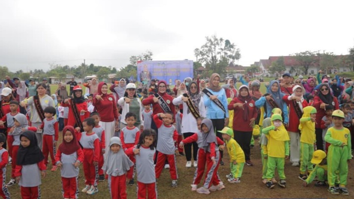 Senam Anak Indonesia Hebat Bersama Bunda PAUD Meriah di Lapangan Tideng Pale