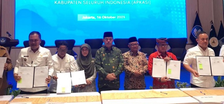 Penandatanganan MOU Koordinasi Program Kerjasama Bidang Pendidikan Oleh Yayasan Pendidikan Adiluhung Nusantara dengan Pemerintah Kabupaten Anggota APKASI