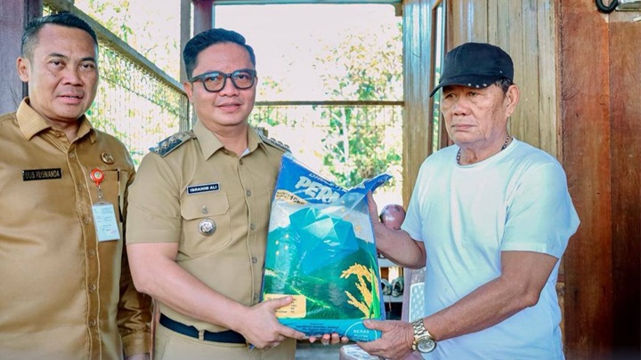Bupati Tana Tidung Salurkan Bantuan untuk Korban Kebakaran di Desa Tideng Pale