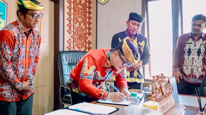 Bupati Tana Tidung Serahkan Hibah Kendaraan Operasional kepada KPU Kabupaten Tana Tidung