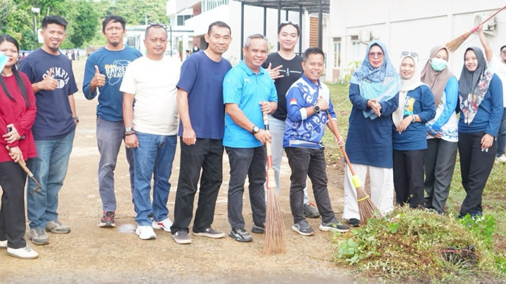 Gerakan Indonesia ASRI, ASN Tana Tidung Gotong Royong Bersihkan Lingkungan RSUD Akhmad Berahim