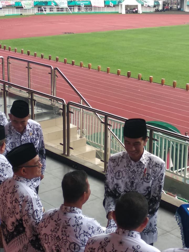 Bupati Terima Penghargaan Dwija Praja Nugraha dari Pengurus Besar (PB) Persatuan Guru Republik Indonesia (PGRI)