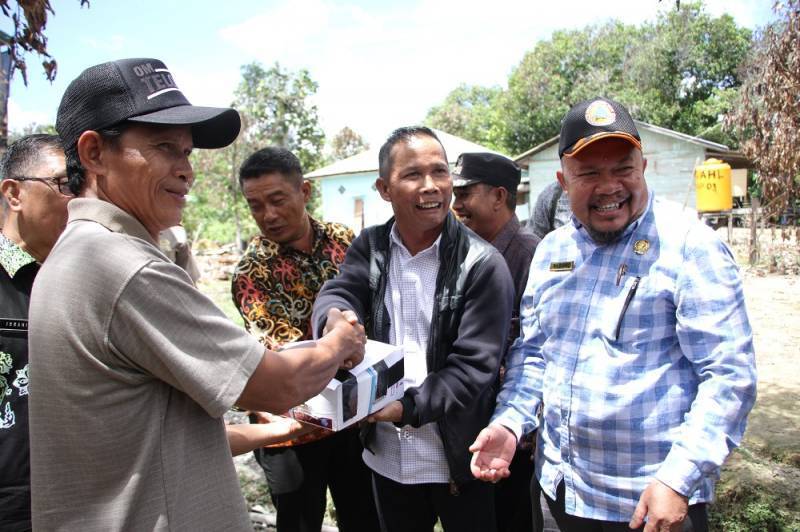 Bupati H.Undunsyah Menyerahkan Bantuan Kepada Korban Kebakaran di Kecamatan Sesayap Hilir