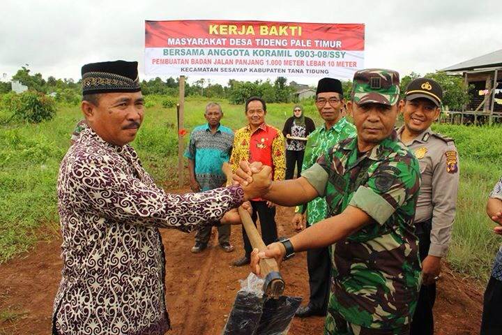 Kerja Bakti pembuatan badan jalan sepanjang 1.000 meter bersama Masyarakat Desa Tideng Pale Timur