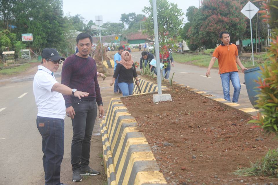 Kerja bakti pada median jalan di Jalan Padat Karya, Desa Tideng Pale Timur