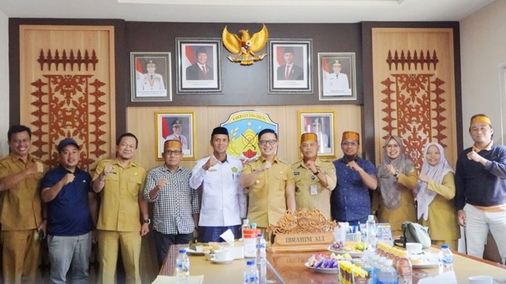 Bupati Tana Tidung, Ibrahim Ali, S.P., menerima kunjungan silaturahmi dan audiensi dari Pengurus Kerukunan Keluarga Sulawesi Selatan (KKSS) di Ruang Rapat Bupati Tana Tidung